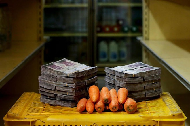 Siêu lạm phát đến khó tin ở Venezuela: Nhu yếu phẩm có giá lên tới 7 - 8 chữ số, đi chợ phải đựng tiền vào bao tải - Ảnh 3.