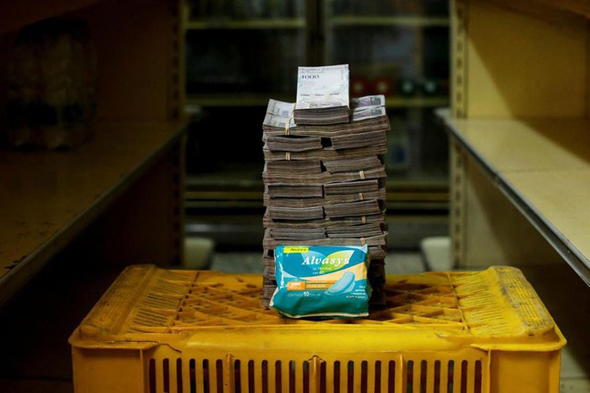 Siêu lạm phát đến khó tin ở Venezuela: Nhu yếu phẩm có giá lên tới 7 - 8 chữ số, đi chợ phải đựng tiền vào bao tải - Ảnh 4.