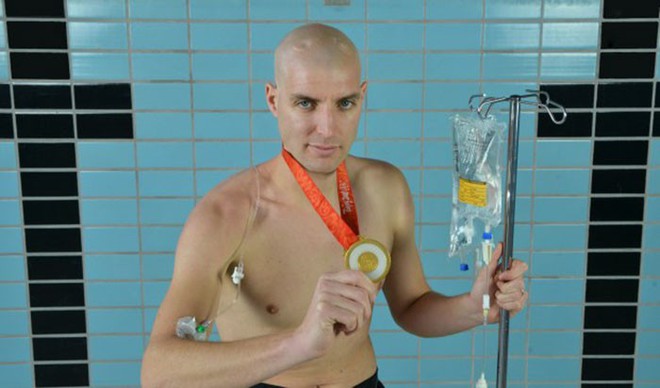 Từng đánh bại bệnh bạch cầu rồi giành HCV Olympic, VĐV này vừa hoàn thành chặng bơi marathon dài 163km trong 55h để gây quỹ nghiên cứu ung thư - Ảnh 4.