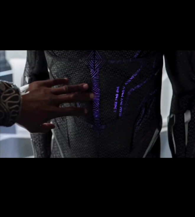 Fan phát hiện thông điệp siêu sến, cực hợp với lễ Vu Lan trên giáp của Black Panther - Ảnh 1.