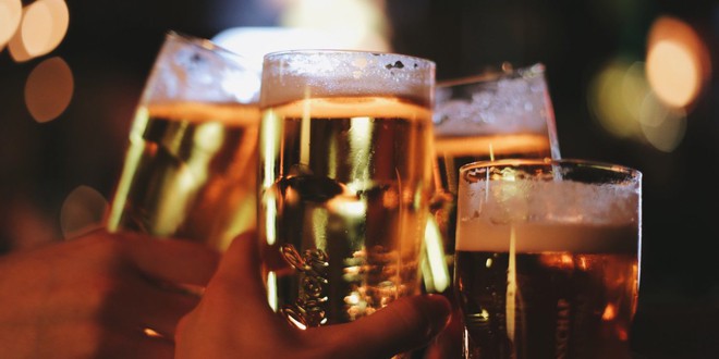 Nghiên cứu: Uống bia, rượu dù ít hay nhiều vẫn có tác hại rất xấu đến sức khỏe - Ảnh 1.