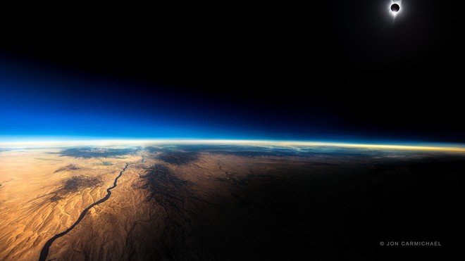 Bức ảnh nhật thực toàn phần này được chụp từ một chiếc máy bay thương mại ở độ cao 12.000m - Ảnh 1.