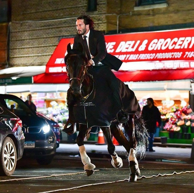 Lộ video hậu trường John Wick: Chapter 3: Keanu Reeves tự diễn cảnh cưỡi ngựa rượt đuổi mô tô, không cần cascadeur - Ảnh 2.