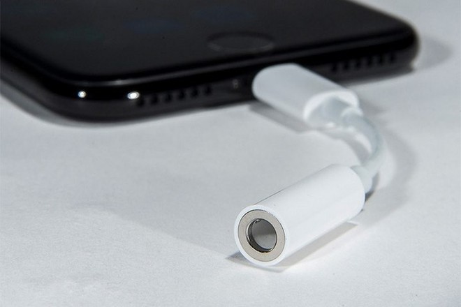Apple lại có thêm chiêu “hút máu”: Không tặng kèm adapter chuyển đổi Lightning sang 3.5mm cho iPhone mới - Ảnh 1.