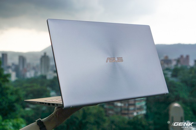 [IFA 2018] Cận cảnh loạt laptop Asus ZenBook mới với viền màn hình siêu mỏng, numpad tích hợp trong bàn rê chuột - Ảnh 13.