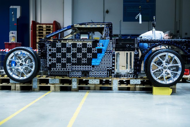 Lego dùng hơn 1 triệu mảnh ghép làm siêu xe Bugatti Chiron, lái được nhưng tốc độ chỉ bằng 1/21 xe thật - Ảnh 3.