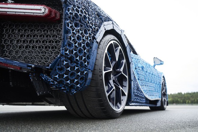 Lego dùng hơn 1 triệu mảnh ghép làm siêu xe Bugatti Chiron, lái được nhưng tốc độ chỉ bằng 1/21 xe thật - Ảnh 9.
