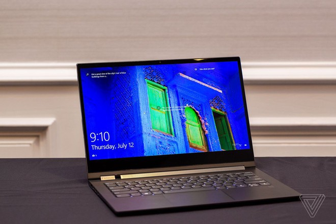 [IFA 2018] Laptop flagship mới của Lenovo Yoga C930 có cả dải loa và bút cảm ứng ở bản lề xoay 360 độ - Ảnh 1.