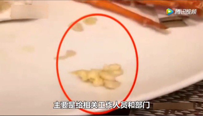 Trung Quốc: Thực khách tìm thấy bã kẹo cao su trong tôm hùm, nhà hàng bảo Chắc nó nuốt phải thôi - Ảnh 2.