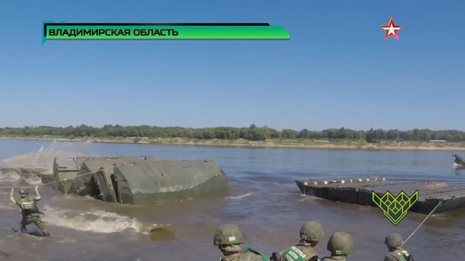 Xem lính công binh Nga - Trung thi lắp cầu phao 20 tấn: chỉ mất vài phút để trung đội xe tăng vượt sông - Ảnh 3.