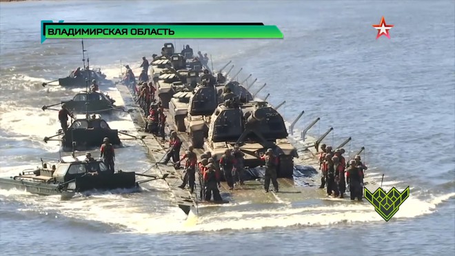Xem lính công binh Nga - Trung thi lắp cầu phao 20 tấn: chỉ mất vài phút để trung đội xe tăng vượt sông - Ảnh 11.