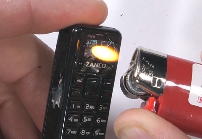 Tra tấn chiếc điện thoại nhỏ nhất thế giới: Độ bền chỉ như một chiếc điện thoại đồ chơi - Ảnh 5.