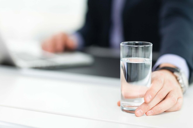 Nếu bị mất tập trung, có thể bạn cần uống nước trước khi thấy khát - Ảnh 1.