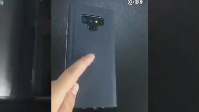 Xuất hiện hình ảnh thực tế Galaxy Note9 với phụ kiện case bảo vệ Standing Cover - Ảnh 1.