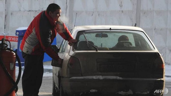 Nga: Xe hết xăng giữa đường, hãy mua xăng trực tuyến và sẽ có nhân viên tới tiếp xăng ngay cho bạn - Ảnh 1.