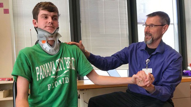 Chàng trai 22 tuổi gây chấn động y học vì sống sót sau tai nạn suýt rụng đầu - Ảnh 4.