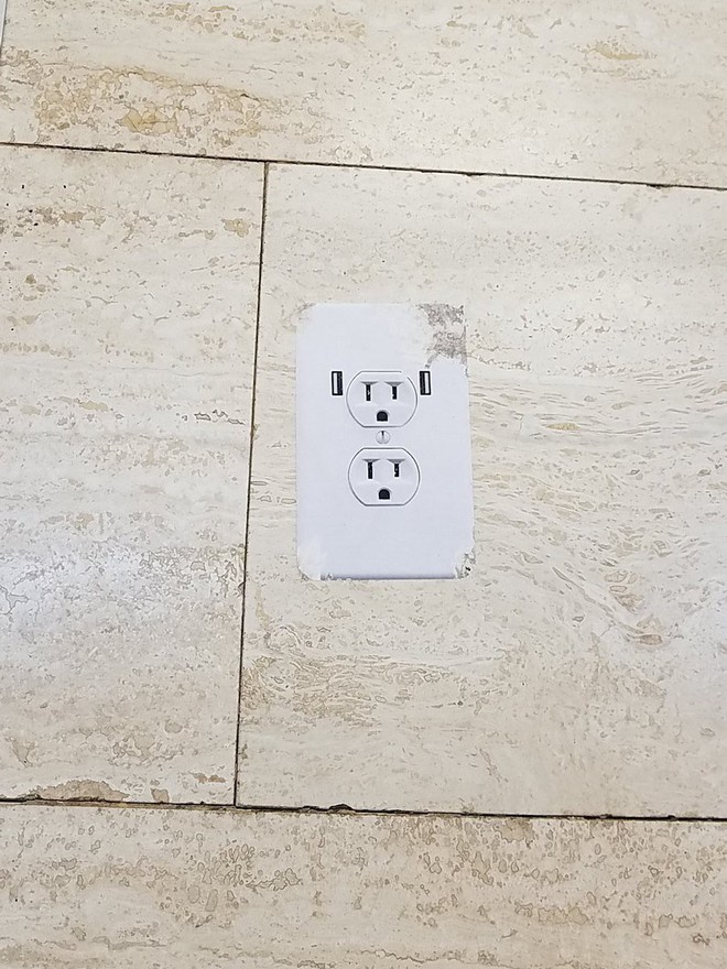 Sticker giả ổ cắm điện dán ở sân bay chính là trò đùa dã man nhất năm 2018 - Ảnh 2.