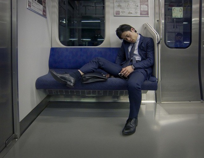Inemuri: Nghệ thuật ngủ nơi công cộng đã trở thành thương hiệu của người Nhật Bản - Ảnh 2.