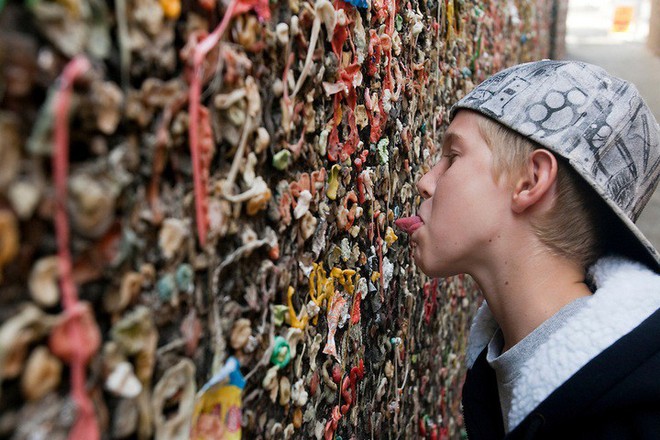 Thay vì vứt ra đường, người Mỹ dùng bã kẹo cao su tạo nên những bức tường nghệ thuật vô cùng độc đáo - Ảnh 3.