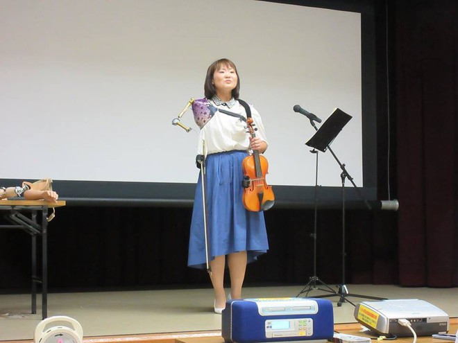 Ngả mũ thán phục trước nữ VĐV khuyết tật Nhật chơi đàn violon bằng cánh tay giả - Ảnh 3.
