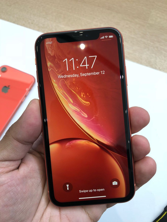 Trên tay iPhone XR: Màu đỏ và cam rất nổi bật, viền màn hình hơi dày do dùng màn LCD - Ảnh 5.