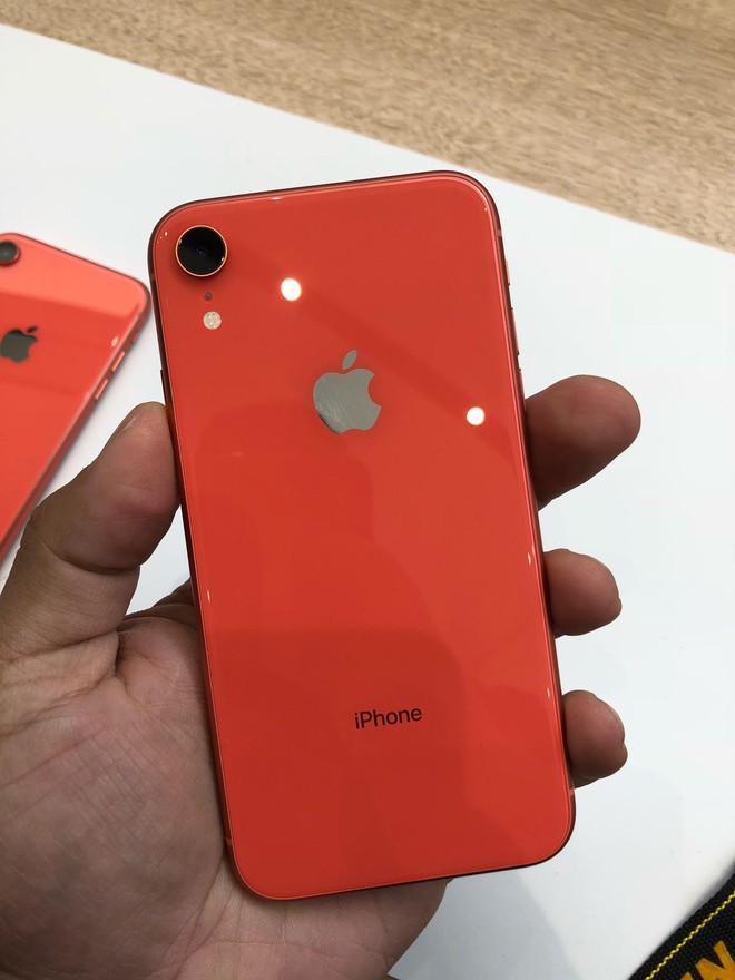 Trên tay iPhone XR: Màu đỏ và cam rất nổi bật, viền màn hình hơi dày do dùng màn LCD - Ảnh 4.