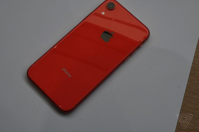 Trên tay iPhone XR: Màu đỏ và cam rất nổi bật, viền màn hình hơi dày do dùng màn LCD - Ảnh 1.