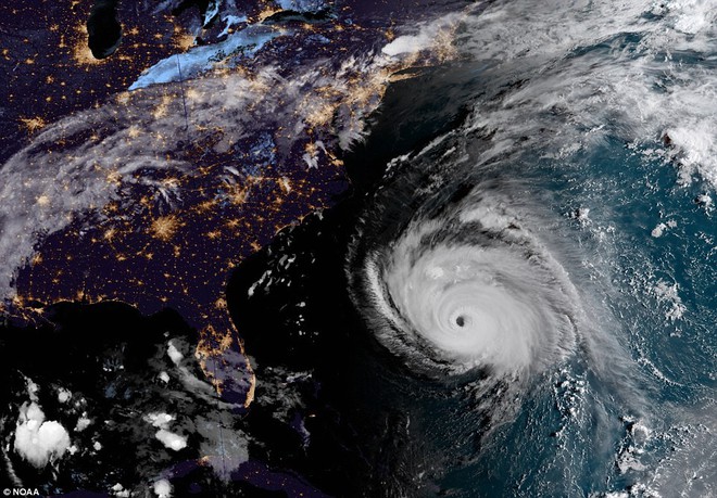Ảnh vệ tinh thể hiện sức mạnh hủy diệt của Florence, siêu bão to bằng cả một bang Mỹ - Ảnh 1.