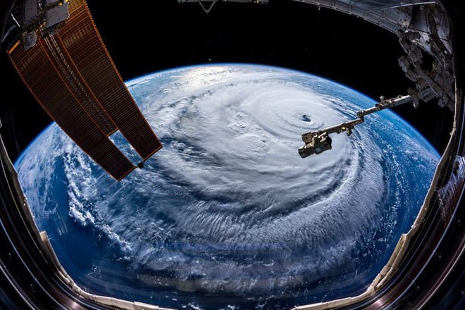 Ảnh vệ tinh thể hiện sức mạnh hủy diệt của Florence, siêu bão to bằng cả một bang Mỹ - Ảnh 2.