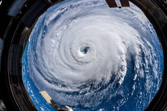 Ảnh vệ tinh thể hiện sức mạnh hủy diệt của Florence, siêu bão to bằng cả một bang Mỹ - Ảnh 3.