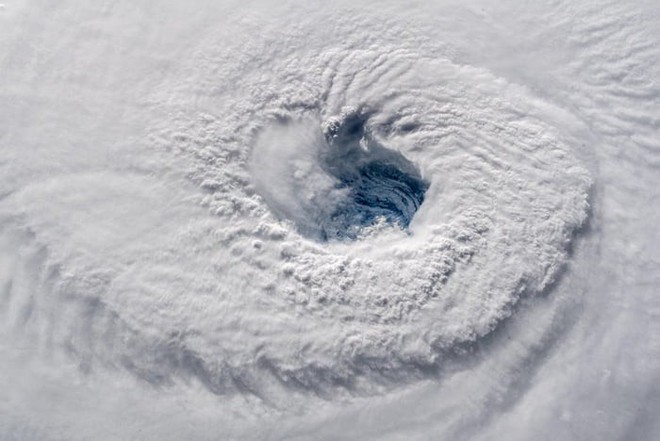 Ảnh vệ tinh thể hiện sức mạnh hủy diệt của Florence, siêu bão to bằng cả một bang Mỹ - Ảnh 5.