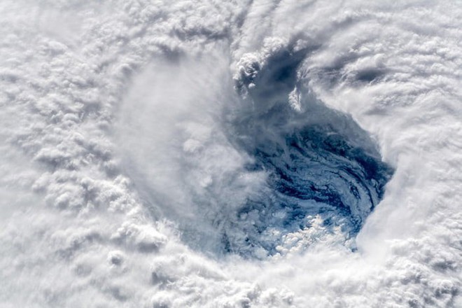 Ảnh vệ tinh thể hiện sức mạnh hủy diệt của Florence, siêu bão to bằng cả một bang Mỹ - Ảnh 6.
