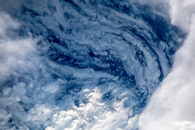 Ảnh vệ tinh thể hiện sức mạnh hủy diệt của Florence, siêu bão to bằng cả một bang Mỹ - Ảnh 7.