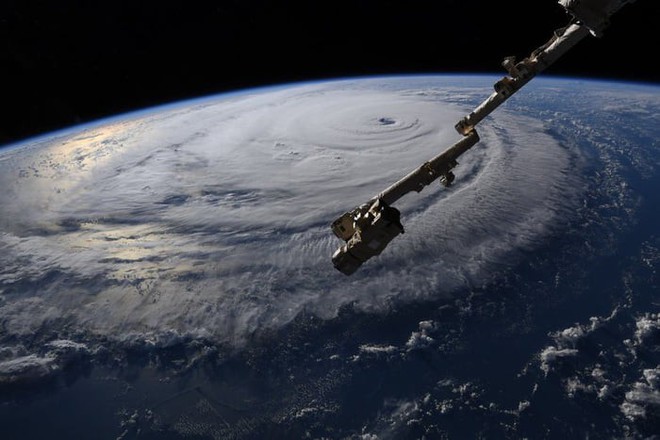 Ảnh vệ tinh thể hiện sức mạnh hủy diệt của Florence, siêu bão to bằng cả một bang Mỹ - Ảnh 9.
