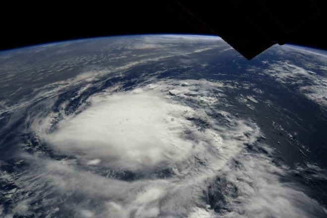 Ảnh vệ tinh thể hiện sức mạnh hủy diệt của Florence, siêu bão to bằng cả một bang Mỹ - Ảnh 12.
