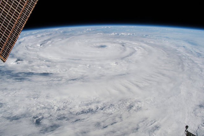 Ảnh vệ tinh thể hiện sức mạnh hủy diệt của Florence, siêu bão to bằng cả một bang Mỹ - Ảnh 13.