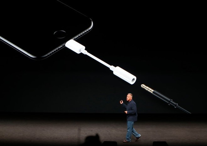 Chỉ một quyết định không bán kèm adapter chuyển cổng 3.5mm của Apple đã khiến cho nhà sản xuất chip này điêu đứng - Ảnh 1.