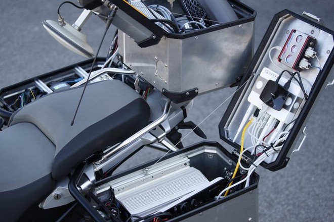 BMW giới thiệu xe môtô tự lái, lướt băng băng trên đường, phanh và bẻ cua y như thật - Ảnh 3.