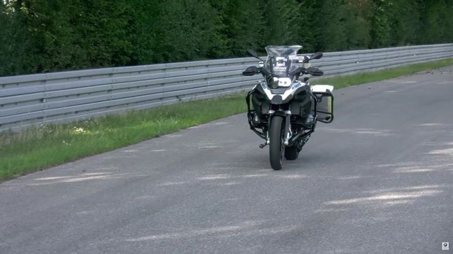 BMW giới thiệu xe môtô tự lái, lướt băng băng trên đường, phanh và bẻ cua y như thật - Ảnh 2.