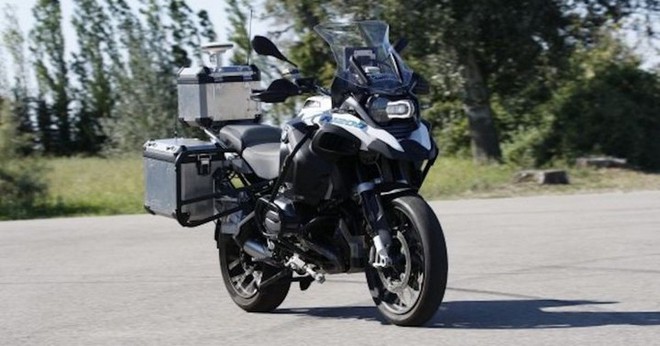 BMW giới thiệu xe môtô tự lái, lướt băng băng trên đường, phanh và bẻ cua y như thật - Ảnh 5.