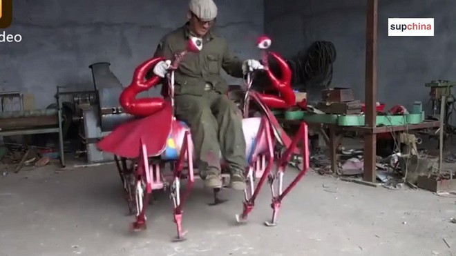 Bác nông dân Trung Quốc vừa chế ra xe hình con cua, biết bò tới bò lui nhưng hơi xóc - Ảnh 3.