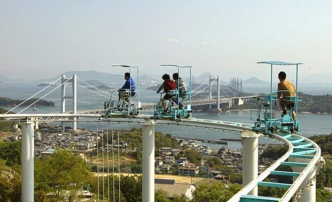 Phải là người bạo gan lắm mới dám đạp xe trên đường ray cao tới hàng chục mét này tại Nhật Bản - Ảnh 1.