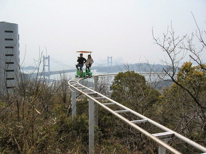 Phải là người bạo gan lắm mới dám đạp xe trên đường ray cao tới hàng chục mét này tại Nhật Bản - Ảnh 7.