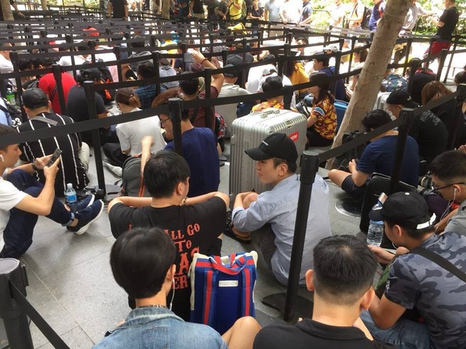 Singapore: Thanh niên lũ lượt camp iPhone XS trước 20 tiếng, một mét vuông bốn chú ngồi chung - Ảnh 2.