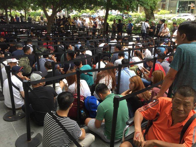 Singapore: Thanh niên lũ lượt camp iPhone XS trước 20 tiếng, một mét vuông bốn chú ngồi chung - Ảnh 3.
