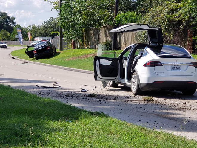Tai nạn hi hữu: xe Tesla bị cả một cái máy bay đâm trúng, người trong xe không hề hấn gì - Ảnh 3.