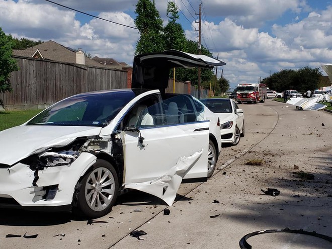 Tai nạn hi hữu: xe Tesla bị cả một cái máy bay đâm trúng, người trong xe không hề hấn gì - Ảnh 4.