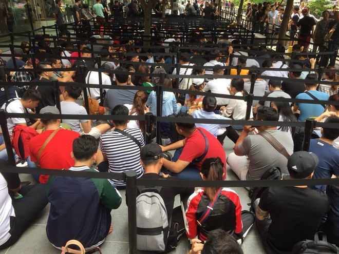 Singapore: Thanh niên lũ lượt camp iPhone XS trước 20 tiếng, một mét vuông bốn chú ngồi chung - Ảnh 4.