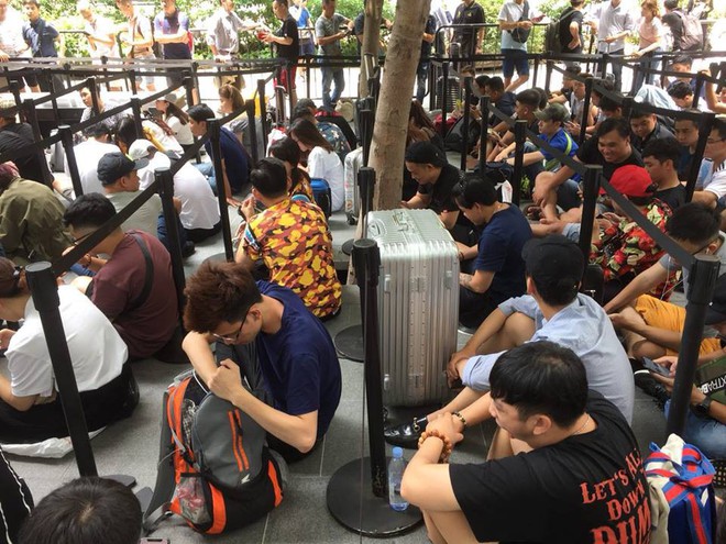 Singapore: Thanh niên lũ lượt camp iPhone XS trước 20 tiếng, một mét vuông bốn chú ngồi chung - Ảnh 5.