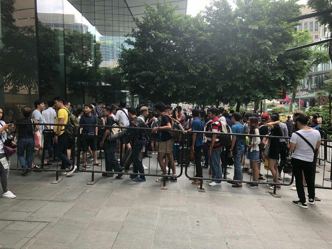 Singapore: Thanh niên lũ lượt camp iPhone XS trước 20 tiếng, một mét vuông bốn chú ngồi chung - Ảnh 10.